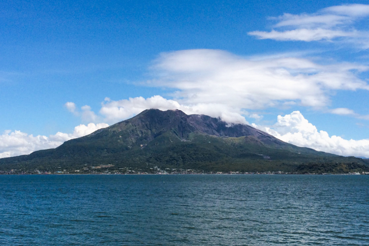 鹿児島市街地から見る桜島